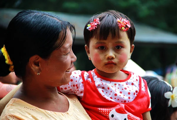 Myanmar Mutter und Tochter Porträt — Stockfoto