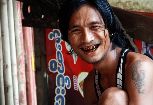 Man med svarta tänder leende — Stockfoto