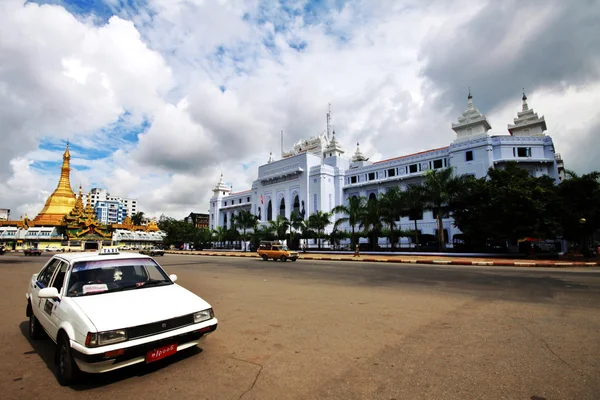 Δημαρχείο και paya sule στο κέντρο της Γιανγκόν — Φωτογραφία Αρχείου