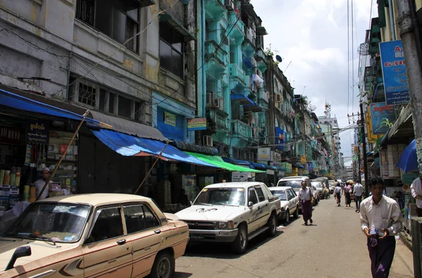 Yangon baixa da rua com casas antigas e carros — Fotografia de Stock
