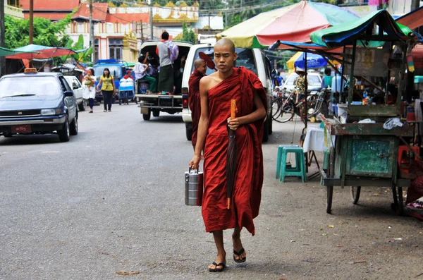 Молодой монах, идущий в Янгон с предложением ланча — стоковое фото