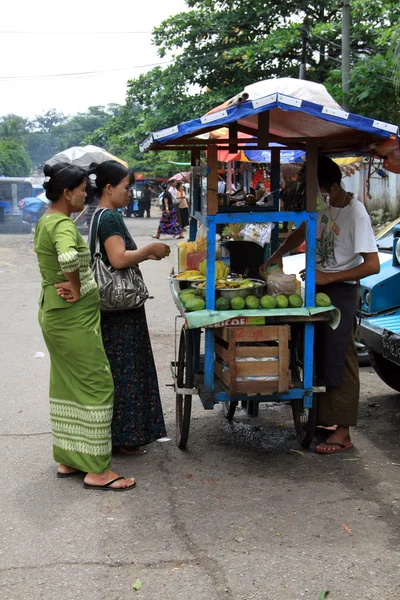 Birmese vrouwen winkelen — Stockfoto