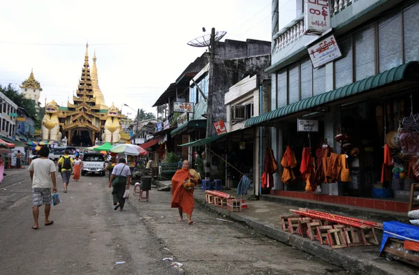 Вход в пагоду Шведагон в Янгоне — стоковое фото
