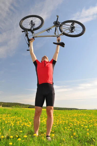 Biker con la bicicleta de montaña — Foto de Stock