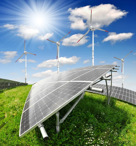 Solpaneler och vindkraftverk — Stockfoto