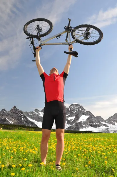 Велосипедист з гірським велосипедом — стокове фото