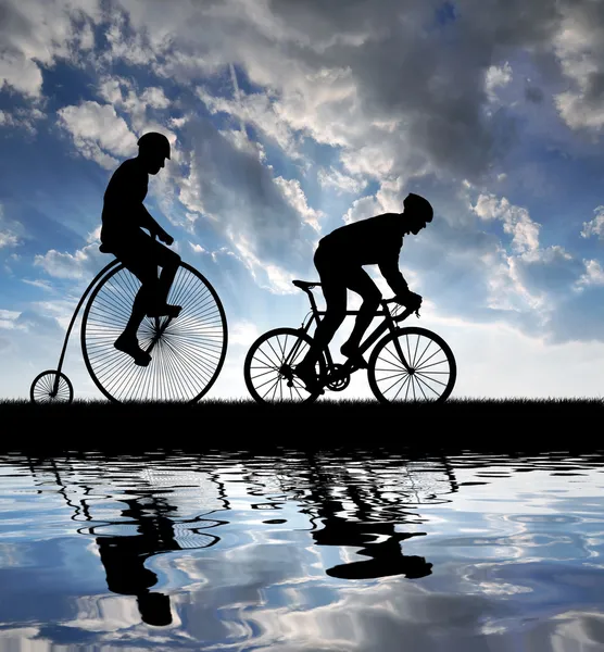 Silueta ciclistas — Foto de Stock