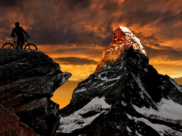 Mountain biker with Matterhorn — Stock Photo, Image