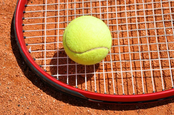 Bola de tênis e raquete — Fotografia de Stock