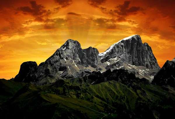 在夕阳下的山 marmolada — 图库照片