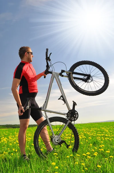 Motociclista com a bicicleta de montanha — Fotografia de Stock