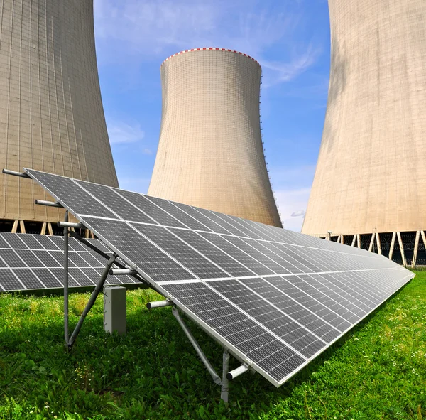 太陽電池パネルと原子力発電所 — ストック写真