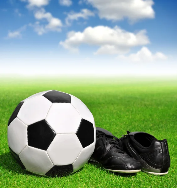 Футбольный мяч и обувь — стоковое фото