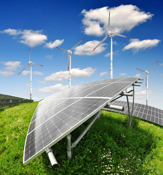Paneles de energía solar y turbina eólica —  Fotos de Stock