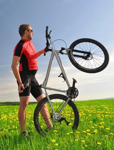 Motociclista com a bicicleta de montanha — Fotografia de Stock