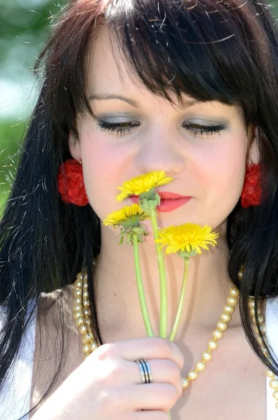 Mädchen mit Blume — Stockfoto