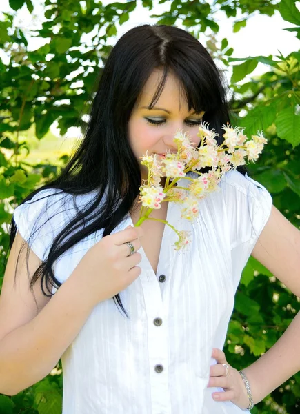 Girl smell the flower — Stock Photo, Image