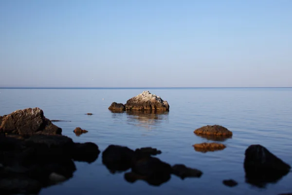 gün batımında siyah deniz taşları