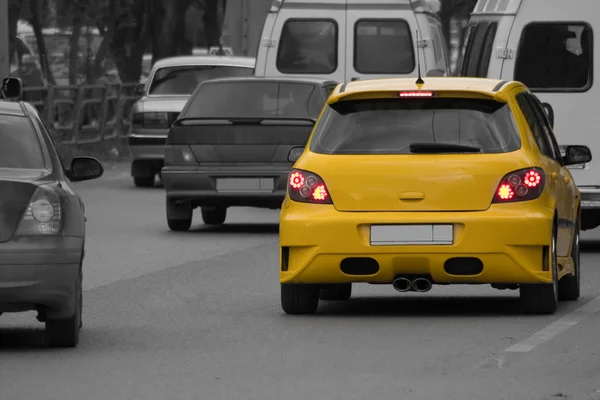 Um carro amarelo em engarrafamento — Fotografia de Stock