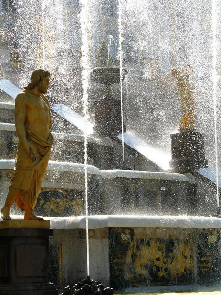 喷泉在彼得宫 — 图库照片