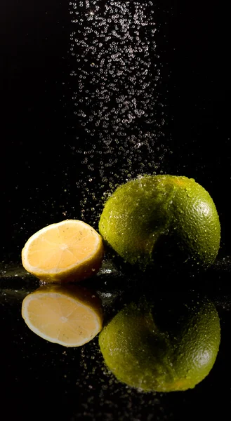 Limão sob jatos de água — Fotografia de Stock