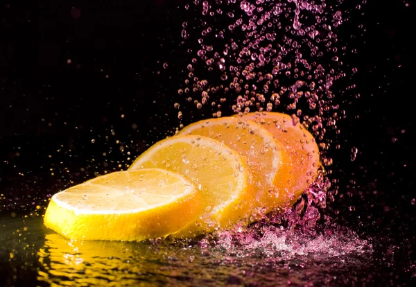 Skär citron under vattenstänk — Stockfoto