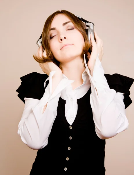 Młoda kobieta ze słuchawkami — Zdjęcie stockowe
