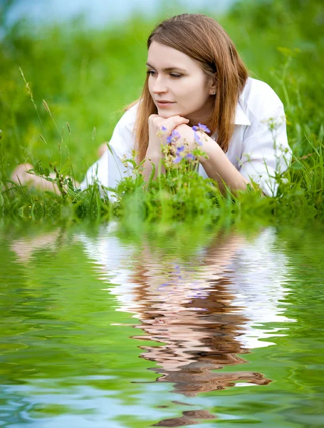 Młoda kobieta na trawie — Zdjęcie stockowe