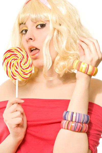 Vrouw in blonde pruik met lolly — Stockfoto