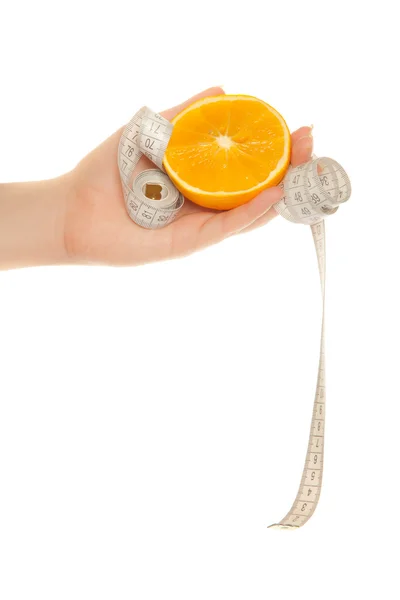 Mano de mujer con naranja y cinta métrica — Foto de Stock