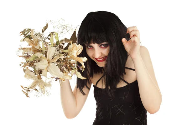 Hexe mit einem Strauß trockener Blumen, die listig aussehen — Stockfoto