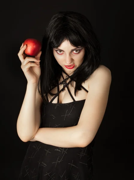 Frau mit Halloween-Make-up hält roten Apfel in der Hand — Stockfoto