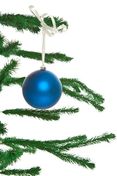 Новогодняя елка с изолированным мячом — стоковое фото