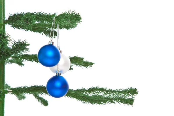 Nový rok strom s míčem samostatný — Stock fotografie
