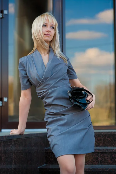 Jovem mulher em vestido cinza sonhando — Fotografia de Stock