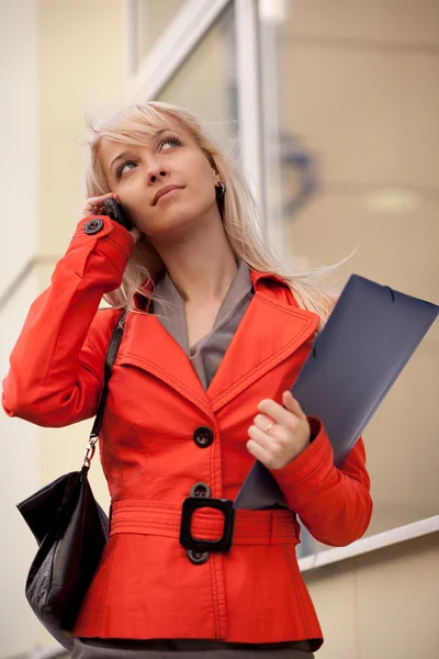 Femme d'affaires appelant par téléphone — Photo