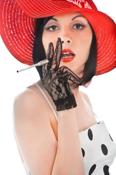 Frau mit Zigarette in der Hand blickt in die Kamera — Stockfoto