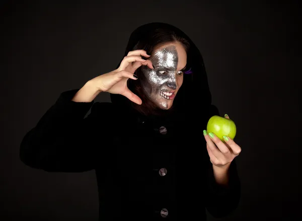 Två ansikten häxan med grönt äpple grining — Stockfoto
