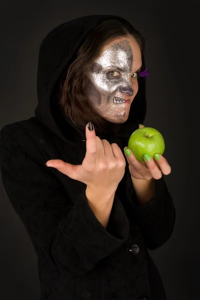 Two-faced sorceress with green apple tempts — Stock Photo, Image