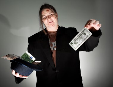 iğrenç içinde 20 dolar tutan adam