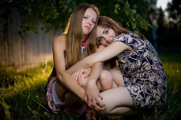 Två vackra kvinnor utomhus — Stockfoto