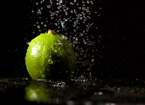 Limão sob jatos de água — Fotografia de Stock
