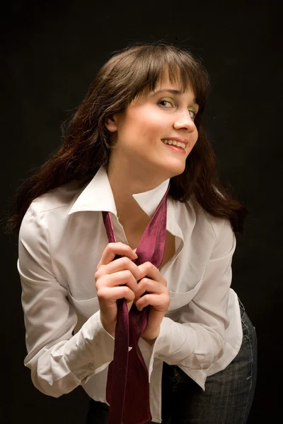Krásná žena v bílé košili s úsměvem — Stock fotografie