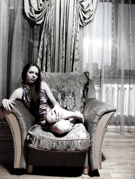 Sexy vrouw zitten op de stoel — Stockfoto