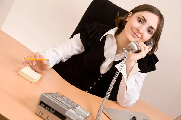 Mulher de negócios ligando por telefone no escritório — Fotografia de Stock