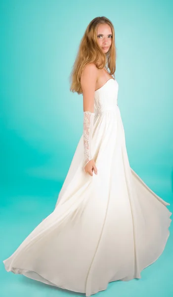 Красивая девушка в свадебном платье — стоковое фото
