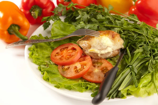 Тарелка с горящей курицей, помидорами и разноцветным перцем — стоковое фото
