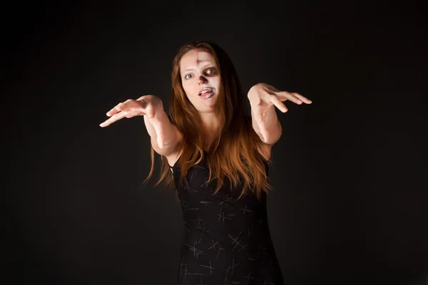 Zombie vrouw in zwarte jurk — Stockfoto
