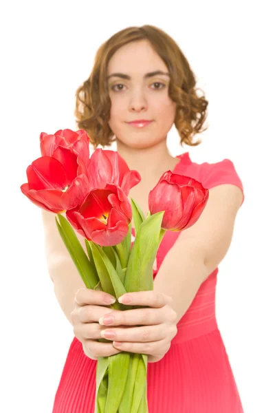 Красива молода жінка з тюльпанами (фокус на тюльпанах ) — стокове фото