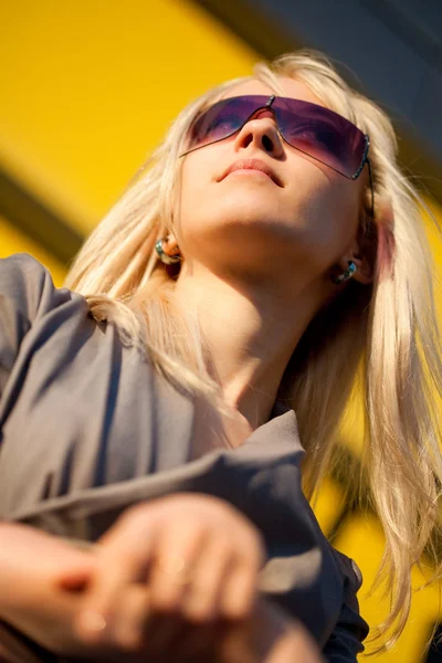 Mulher bonita com óculos de sol — Fotografia de Stock